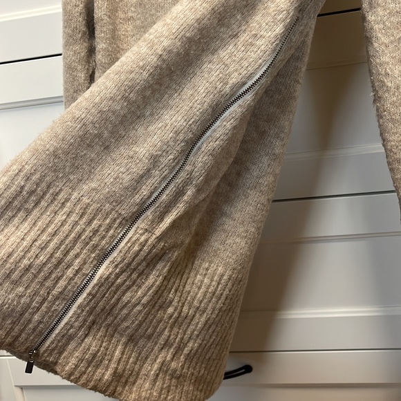 Banana Republic Turtleneck Sweater - Picture 3 of 3